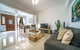 Stylish Home - Comfortable Holidays Near The Beach.